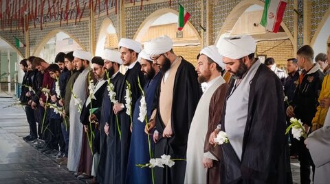 تصاویر/غبار روبی مزار شهدا در ساوه