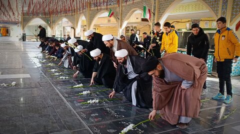 تصاویر/غبار روبی مزار شهدا در ساوه