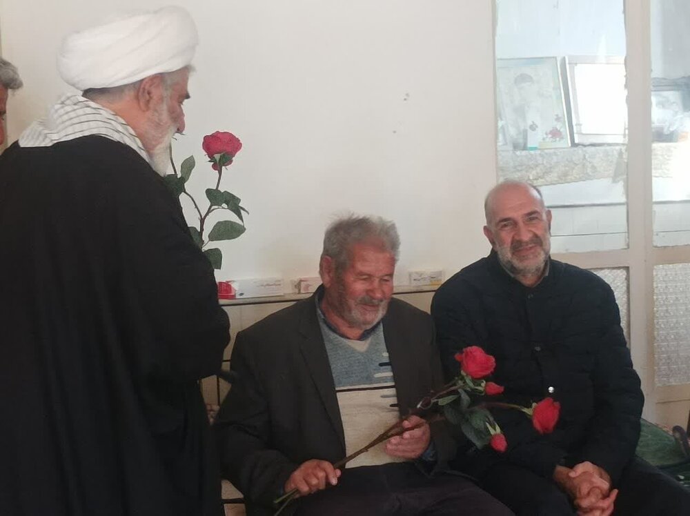 تصاویر/ حضور امام جمعه و بخشدار ابوزید آباد در منازل تعدادی از جانبازان سرافراز