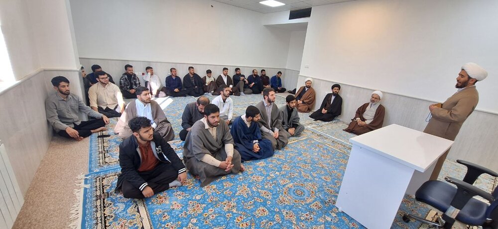 معاون حوزه علمیه کشور با طلاب کادر و اساتید حوزه علمیه کهگیلویه و بویراحمد دیدار و گفت وگو کرد