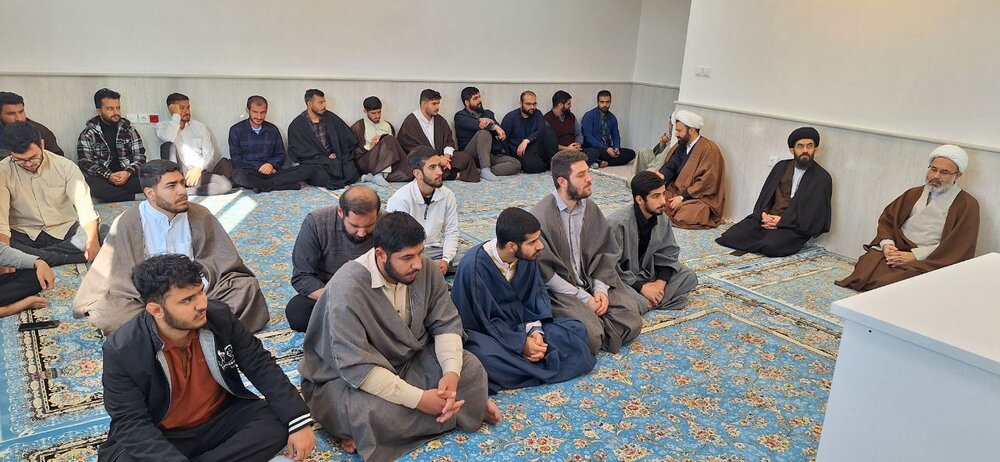 معاون حوزه علمیه کشور با طلاب کادر و اساتید حوزه علمیه کهگیلویه و بویراحمد دیدار و گفت وگو کرد