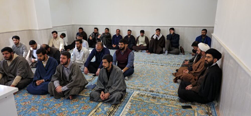 معاون حوزه علمیه کشور با طلاب کادر و اساتید حوزه علمیه کهگیلویه و بویراحمد دیدار و گفت وگو کرد