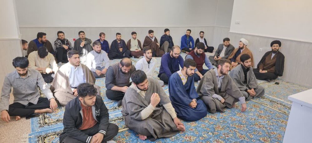 معاون حوزه علمیه کشور با طلاب کادر و اساتید حوزه علمیه کهگیلویه و بویراحمد دیدار و گفت وگو کرد