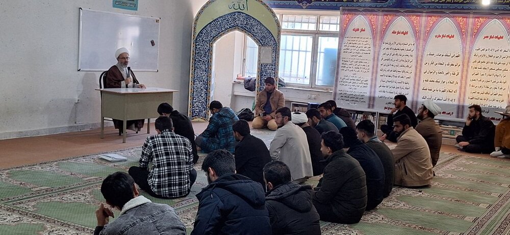معاون حوزه علمیه کشور با طلاب کادر و اساتید حوزه علمیه کهگیلویه و بویراحمد دیدار و گفت وگو کرد