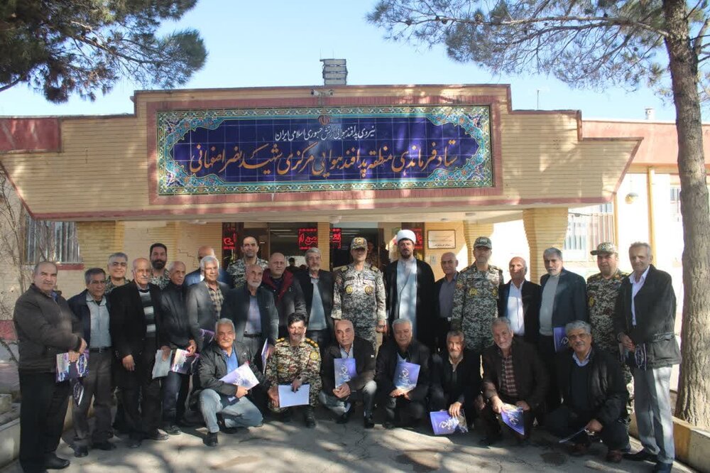 تمام قد در مقابل دشمن ایستاده ایم