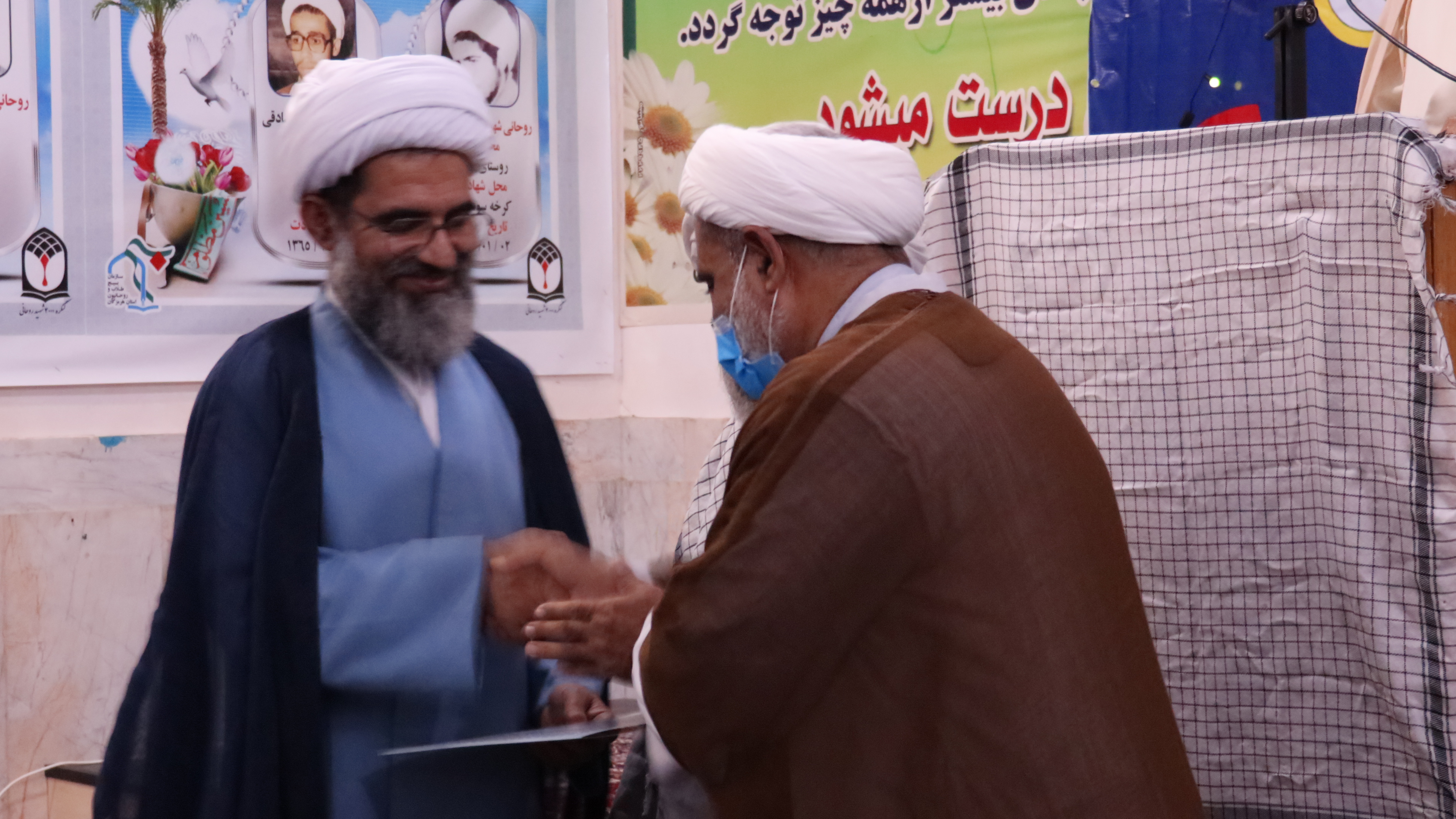 روحانیون جانباز و رزمنده مدرسه علمیه النبی بندرعباس تجلیل شدند