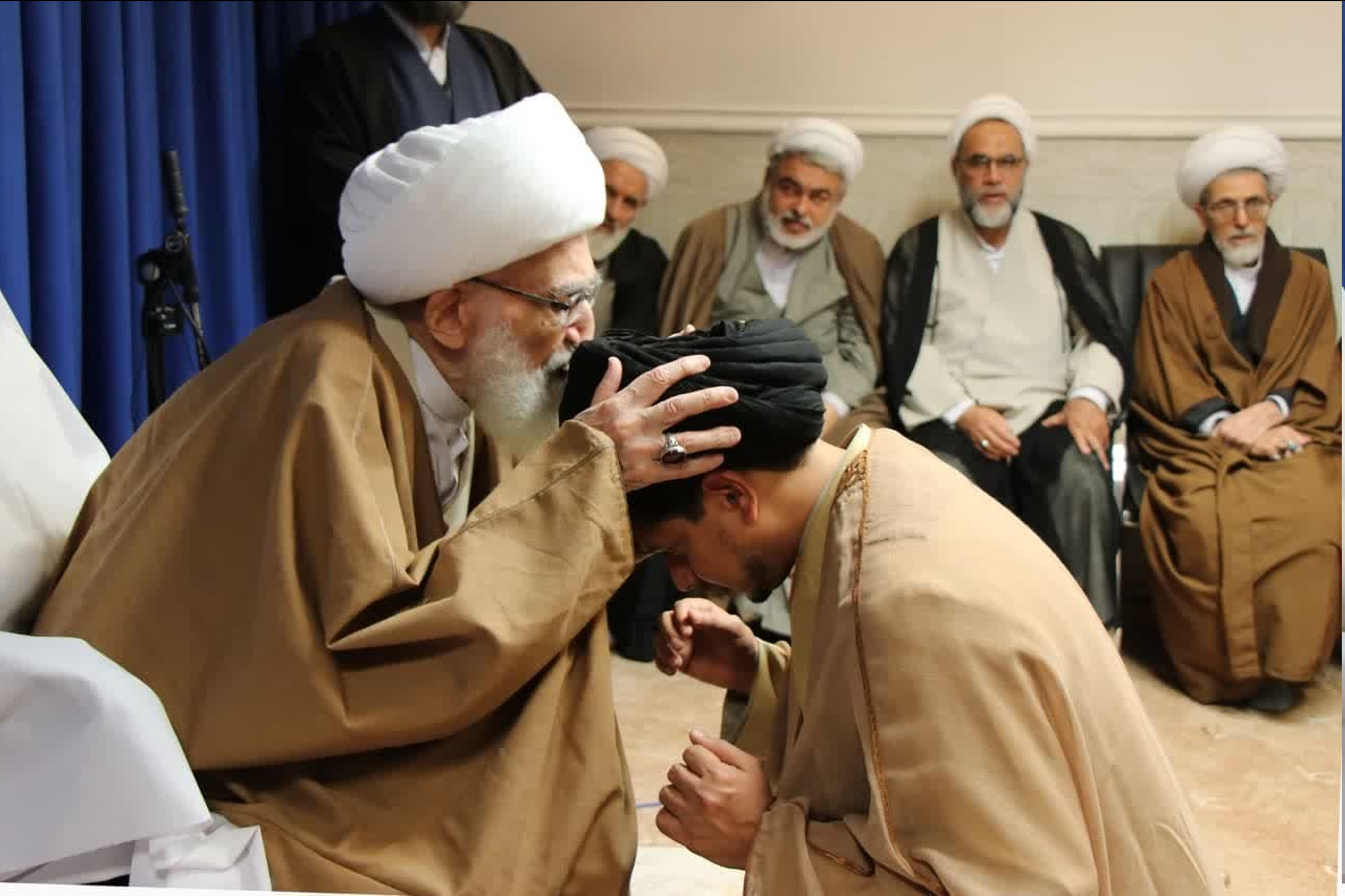 ارتباط با حضرت ولی عصر(عج) را قویتر کنیم / ارزش و جایگاه لباس روحانیت را بدانیم