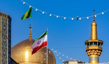 اهتزاز پرچم‌های ایران اسلامی در نقاط مختلف قم / نام‌گذاری میدان پرچم در قم