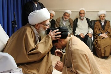 تصاویر/ مراسم عمامه گذاری طلاب توسط آیت الله العظمی نوری همدانی