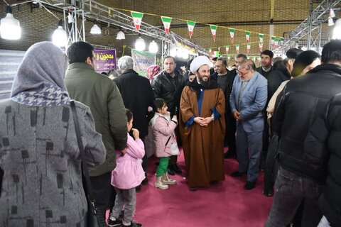 تصاویر/ بازدید امام جمعه شهرستان خوی از نمایشگاه سوغات و صنایع‌دستی
