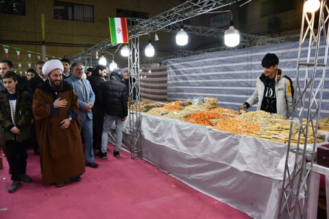 تصاویر/ بازدید امام جمعه شهرستان خوی از نمایشگاه سوغات و صنایع‌دستی