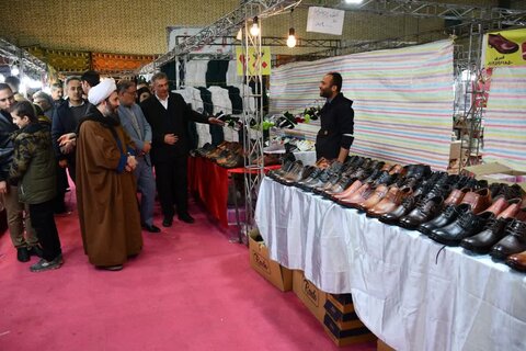 تصاویر/ بازدید امام جمعه شهرستان خوی از نمایشگاه سوغات و صنایع‌دستی