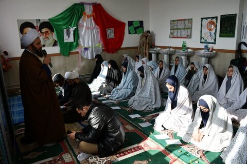 تصاویر/ حضور امام جمعه شهرستان خوی در هنرستان دخترانه شهید اصغرزاده