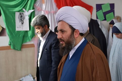 تصاویر/ حضور امام جمعه شهرستان خوی در هنرستان دخترانه شهید اصغرزاده