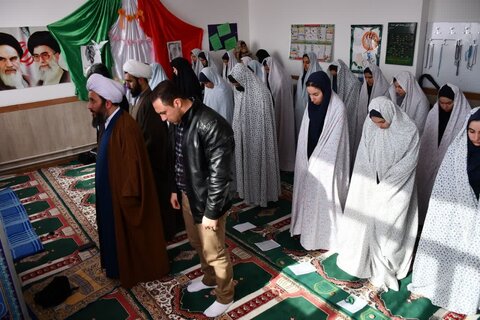 تصاویر/ حضور امام جمعه شهرستان خوی در هنرستان دخترانه شهید اصغرزاده