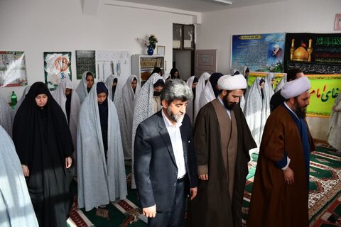 تصاویر/ حضور امام جمعه شهرستان خوی در هنرستان دخترانه شهید اصغرزاده