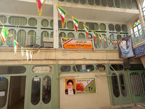 تصاویر/ آذین‌بندی مدارس علمیه منطقه کاشان در سالگرد پیروزی انقلاب اسلامی