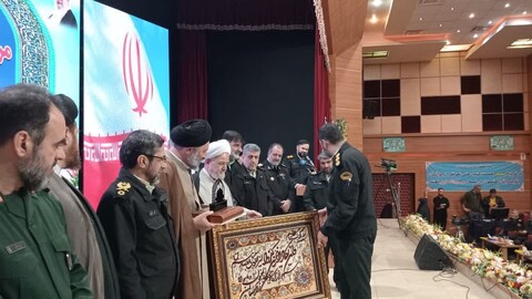 تصاویر/ آیین تجلیل از خانواده‌های معظم شهدای انتظامی و تجلیل از برگزیدگان و اعطای دومین میزبانی اجلاسیه نماز نیروهای مسلح