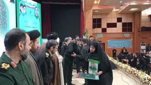 تصاویر/ آیین تجلیل از خانواده‌های معظم شهدای انتظامی و تجلیل از برگزیدگان و اعطای دومین میزبانی اجلاسیه نماز نیروهای مسلح