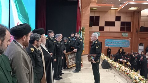 تصاویر/ آیین تجلیل از خانواده‌های معظم شهدای انتظامی و تجلیل از برگزیدگان و اعطای دومین میزبانی اجلاسیه نماز نیروهای مسلح