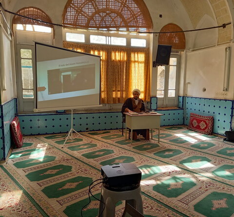 تصاویر/ نشست ایجاد انگیزه در طلاب مدرسه علمیه آیت‌الله مدنی(ره) کاشان