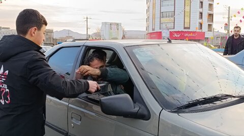 تصاویر/ ایجاد ایستگاه صلواتی به مناسبت اعیاد شعبانیه توسط طلاب شاهین دژ