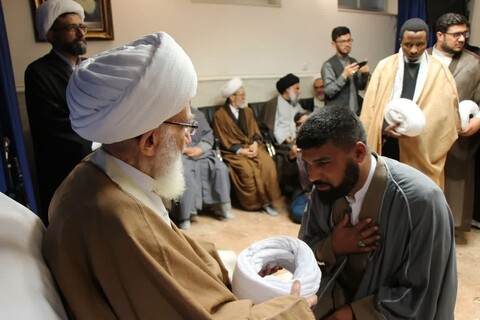 تصاویر/ مراسم عمامه گذاری طلاب توسط آیت الله العظمی نوری همدانی