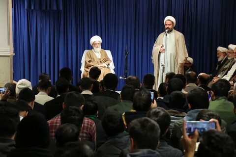 تصاویر/ مراسم عمامه گذاری طلاب توسط آیت الله العظمی نوری همدانی