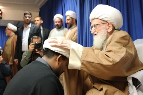 تصاویر/ مراسم عمامه گذاری طلاب توسط آیت الله العظمی نوری همدانی