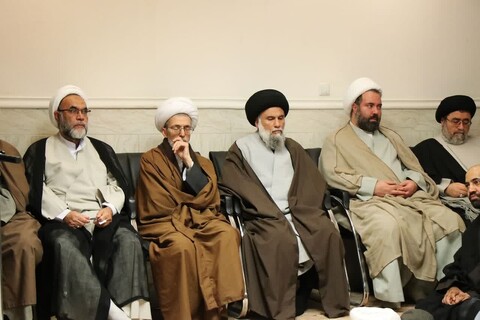 تصاویر/ مراسم عمامه گذاری طلاب توسط آیت الله العظمی نوری همدانی