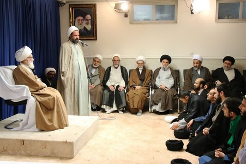 تصاویر/ مراسم عمامه گذاری طلاب توسط آیت الله العظمی نوری همدانی