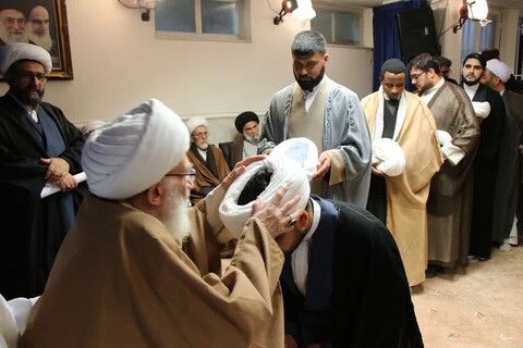 تصاویر/ مراسم عمامه گذاری طلاب توسط آیت الله العظمی نوری همدانی