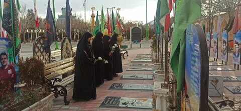 تصاویر/غبارروبی مزار شهدا توسط طلاب مدرسه علمیه حضرت زهرا (س)سنجان