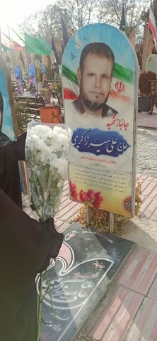 تصاویر/غبارروبی مزار شهدا توسط طلاب مدرسه علمیه حضرت زهرا (س)سنجان