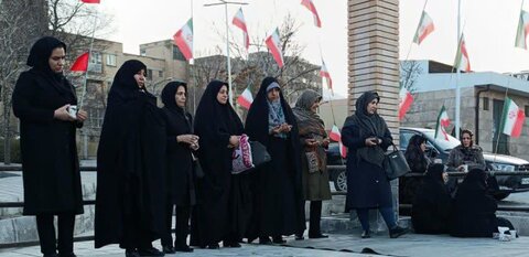 تصاویر/گلباران قبور شهدای منطقه شهر صنعتی اراک به مناسبت دهه فجر