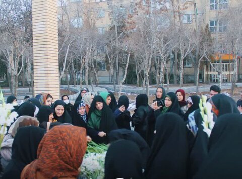 تصاویر/گلباران قبور شهدای منطقه شهر صنعتی اراک به مناسبت دهه فجر