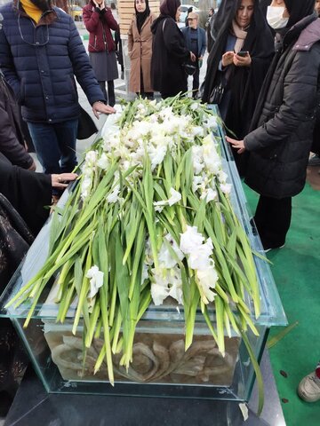 تصاویر/گلباران قبور شهدای منطقه شهر صنعتی اراک به مناسبت دهه فجر