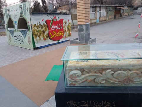 تصاویر/گلباران قبور شهدای منطقه شهر صنعتی اراک به مناسبت دهه فجر