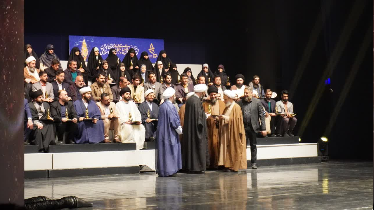 تقدیر ویژه از استاد پناهیان/ معرفی پرچمدار شخصیت‌های حامی هیئت