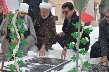 تصاویر/ مراسم غبارروبی و عطرافشانی مزار شهداء و شهید گمنام شهرستان شوط