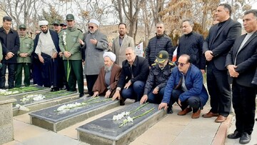 تصاویر/ غبار روبی مزار مطهر شهدای شاهین دژ بمناسبت دهه مبارک فجر