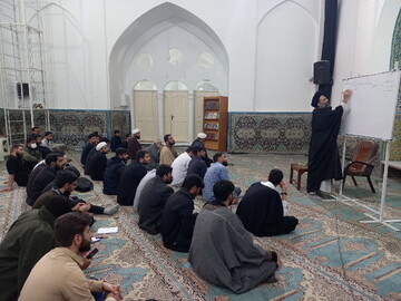 تصاویر/ کارگاه تلبس طلاب مدارس علمیه منطقه کاشان