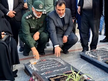 تصاویر/ آیین مهمانی لاله‌ها و عطر افشانی گلزار شهدای کاشان