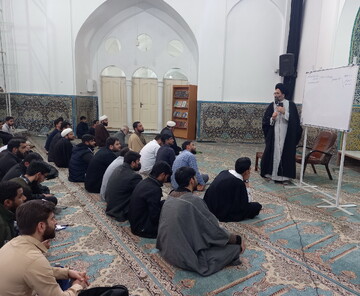 طلاب فقط به رساله‌های فارسی اکتفا نکنند