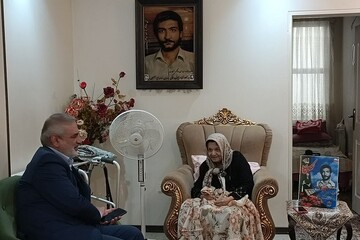 تجلیل از مادر یکی از شهدای دانشجوی پیروی خط امام(ره)