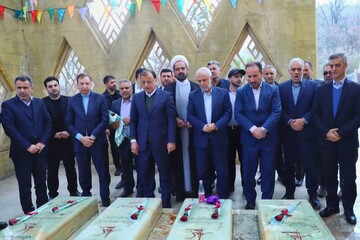 ادای احترام رئیس بنیاد شهید و امور ایثارگران به مقام شامخ شهدا در سفر به استان گلستان