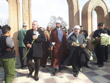 تصاویر/ مراسم غبارروبی و گلباران گلزار شهدای کامیاران 