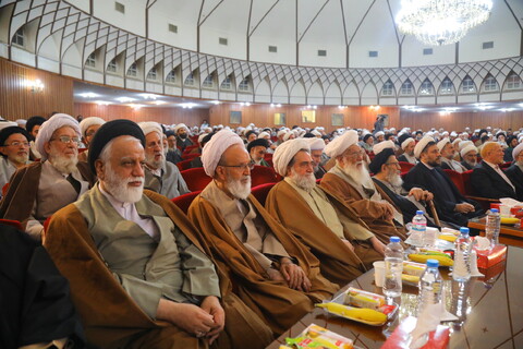 تصاویر / گردهمایی اساتید سطوح عالی و خارج حوزه علمیه قم با موضوع " تحولات منطقه ، چشم انداز منطقه "