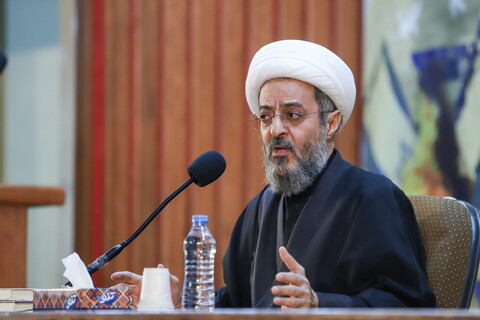 تصاویر / گردهمایی اساتید سطوح عالی و خارج حوزه علمیه قم با موضوع " تحولات منطقه ، چشم انداز منطقه "