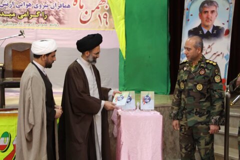 رونمایی از کتاب «بیرق های عزت» در گروه ۸۴۰موشکی نزاجا